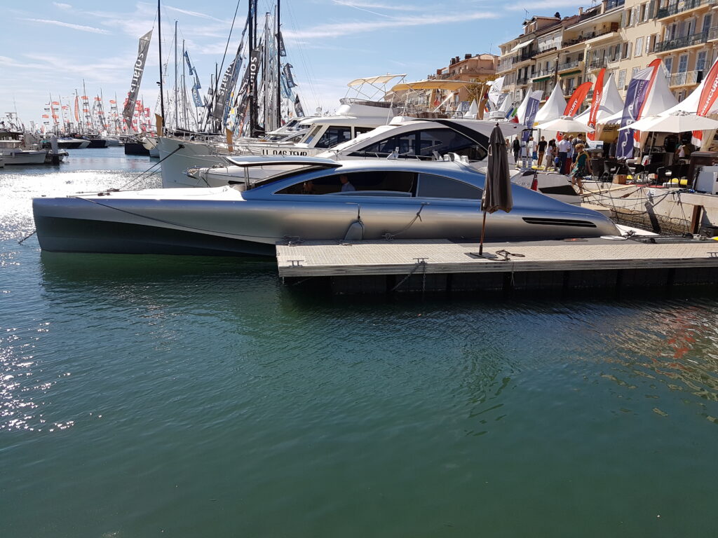 Le Cannes Yachting Festival (Boat Show) au Vieux Port, à quelques minutes à pied de SeaYouSoon