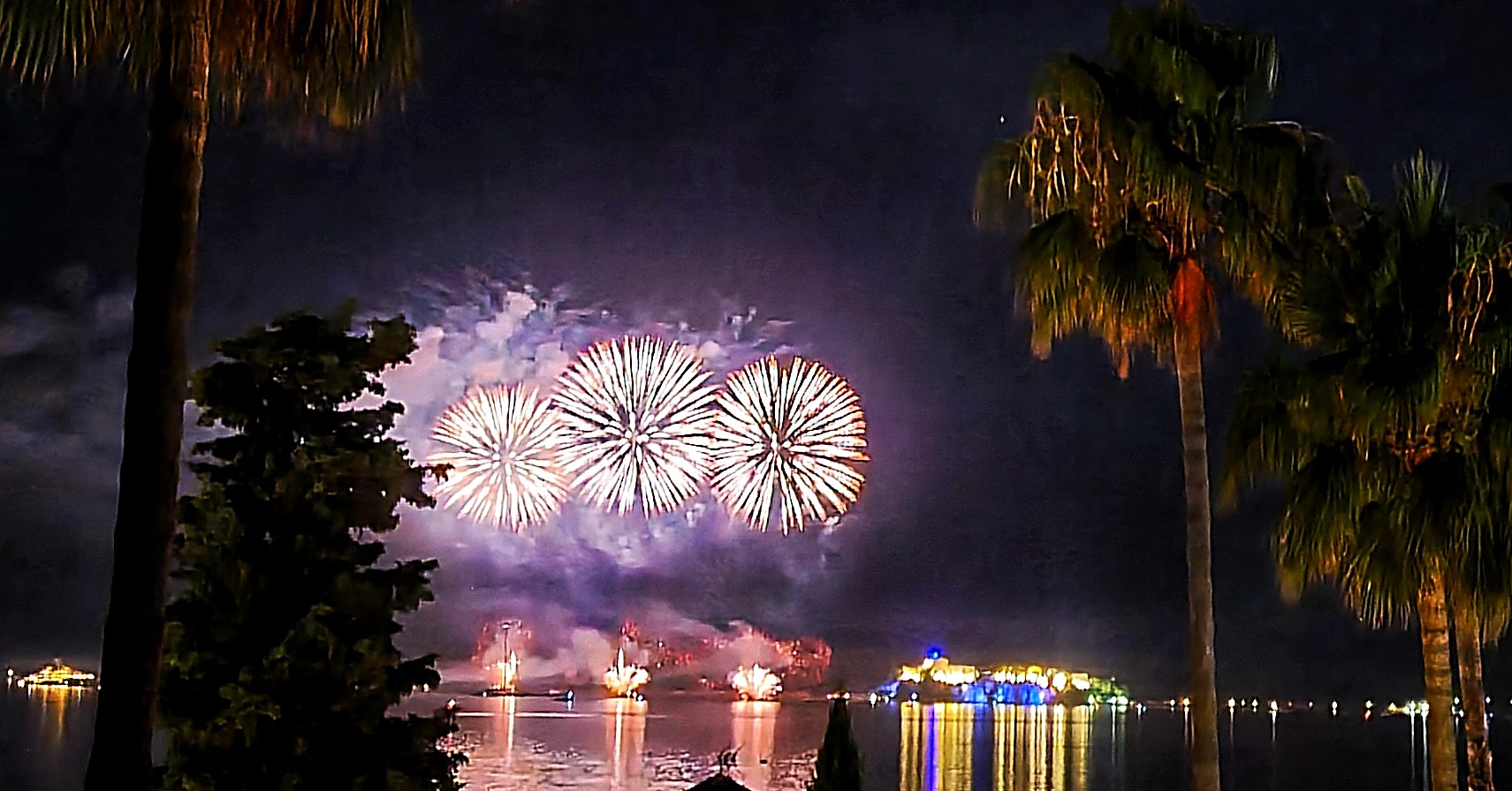 Feux d'artifice au-dessus de la baie de Cannes